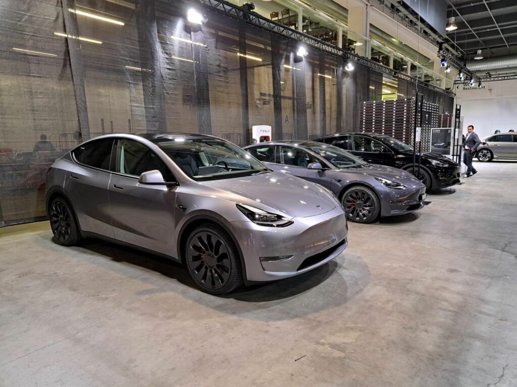 Tesla Model Y v nových farbách po prvýkrát na verejnosti