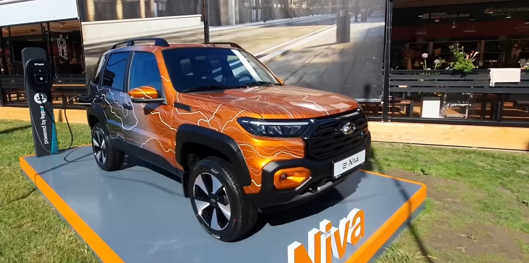 Rusko oficiálne vstúpilo do 90. rokov. Elektromobil Lada e-Niva s dojazdom 175 km po 12 hodinách nabíjania