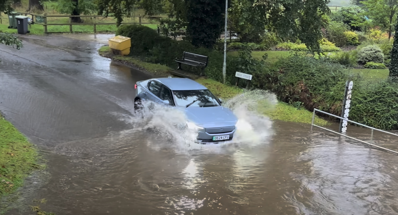 Elektromobily vs. hlboká voda: Prečo majú navrch nad spaľovákmi?